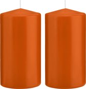 2x Oranje cilinderkaarsen/stompkaarsen 8 x 15 cm 69 branduren - Geurloze kaarsen oranje - Woondecoraties