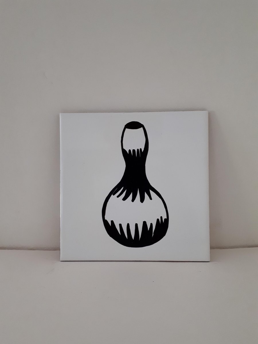 Jacqui's Arts & Designs - African design - kunsttegeltje - handbeschilderd tegel - keramische tegel - 15x15 - zwart - wit -Zuid Afrikaans - koper accent - fles kalebas - kalebas