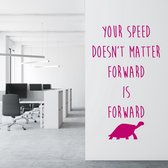 Muursticker Your Speed Doesn’t Matter Forward Is Forward - Roze - 58 x 100 cm - engelse teksten woonkamer bedrijven