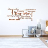 Muursticker Slaap Lekker In Diverse Talen -  Bruin -  80 x 31 cm  -  engelse teksten  nederlandse teksten  slaapkamer  alle - Muursticker4Sale