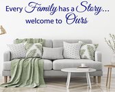 Muursticker Every Family Has A Story Welcome To Ours - Donkerblauw - 80 x 17 cm - woonkamer engelse teksten