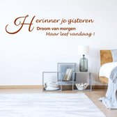 Muursticker Herinner Je Gisteren Droom Van Morgen Maar Leef Vandaag -  Bruin -  120 x 28 cm  -  woonkamer  nederlandse teksten  slaapkamer  alle - Muursticker4Sale