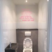 Muursticker Bij Ons Op De Wc - Roze - 100 x 76 cm - toilet alle