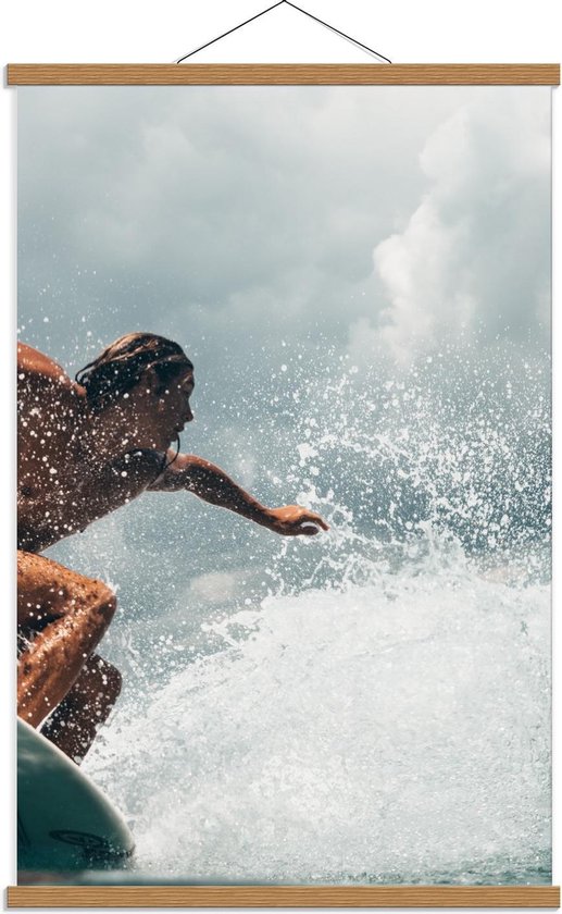 Schoolplaat – Surfer met Waterspetters  - 60x90cm Foto op Textielposter (Wanddecoratie op Schoolplaat)