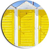 Dibond Wandcirkel - Gele Huisjes bij het Strand - 20x20cm Foto op Aluminium Wandcirkel (met ophangsysteem)