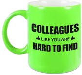 Collega cadeau mok / beker neon groen colleagues like you are hard to find