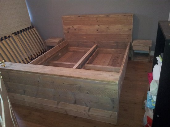 Twee persoons Bed ''Block'' van Gebruikt steigerhout tweepersoonsbed 180x200cm