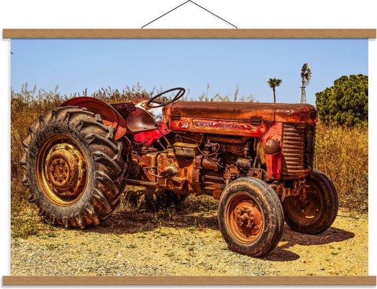 Schoolplaat – Oude Roestige Tractor Rood - 90x60cm Foto op Textielposter (Wanddecoratie op Schoolplaat)