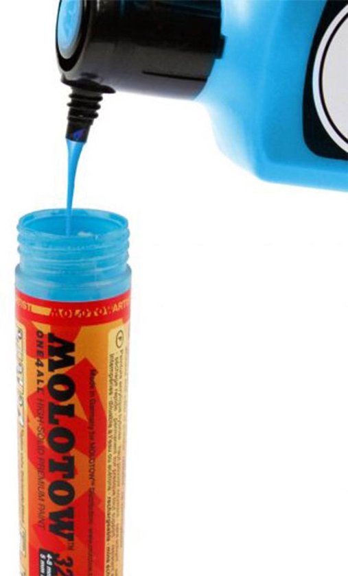 Un marqueur Molotow 327HS bleu est rempli à partir d'une bouteille bleue de peinture Molotow.
