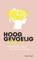 Boekomslag met silhouet van een vrouw met een wirwar van gele lijnen boven haar hoofd. Titel: 'Hooggevoelig, Wat nu?'.