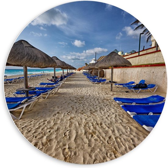 Forex Wandcirkel - Blauwe Bedjes op het Strand met Rieten Paracols  - 60x60cm Foto op Wandcirkel (met ophangsysteem)