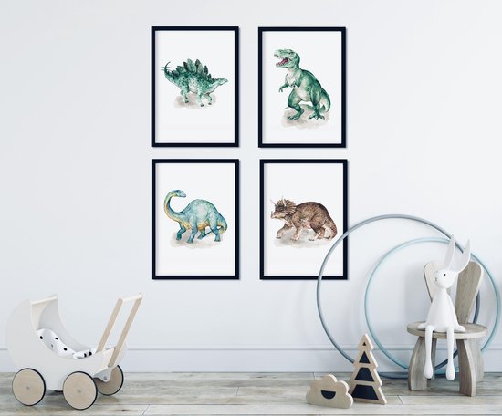 Une chambre d'enfant avec quatre affiches de dinosaures au mur : Stégosaure, T-Rex, Brontosaure, Triceratops.