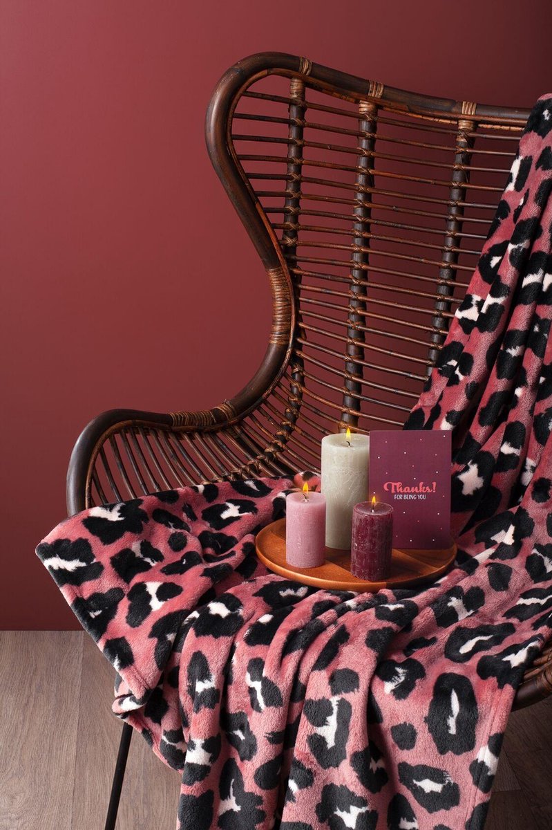 Mistral Home - Geschenkset - Giftbox - Flannel plaid 130x170 cm met 3 rustieke kaarsen en postkaartjes - Jaguar - Roze, zwart en wit