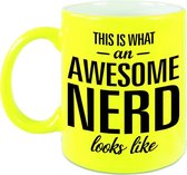 Awesome nerd / slimmerik cadeau mok / beker neon geel 330 ml