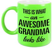 Awesome grandma / oma neon groene cadeau mok / beker 330 ml