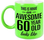 This is what an awesome 60 year old looks like cadeau mok / beker - 330 ml - neon groen - verjaardag - kado koffiemok / theebeker