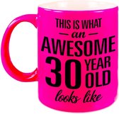 This is what an awesome 30 year old looks like cadeau mok / beker - 330 ml - neon roze - verjaardag - kado koffiemok / theebeker