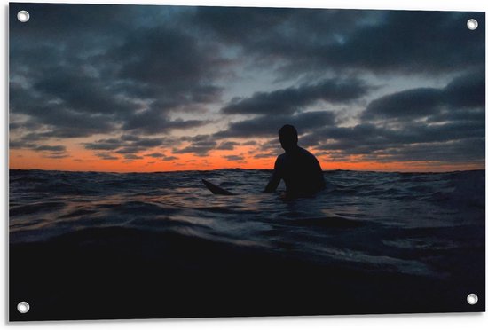 Tuinposter – Man in Zee met Zonsondergang - 90x60cm Foto op Tuinposter  (wanddecoratie voor buiten en binnen)