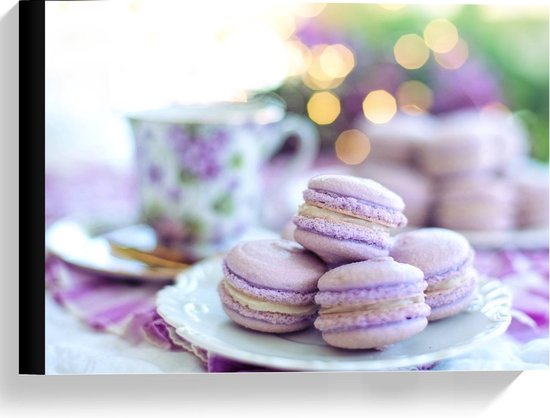 Canvas  - Paarse Macarons op Bordje - 40x30cm Foto op Canvas Schilderij (Wanddecoratie op Canvas)