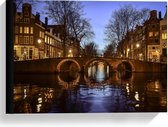 Canvas  - Gracht in Amsterdam met Lichtjes - 40x30cm Foto op Canvas Schilderij (Wanddecoratie op Canvas)