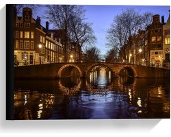 Canvas - Gracht in Amsterdam met Lichtjes - 40x30cm Foto op Canvas Schilderij (Wanddecoratie op Canvas)