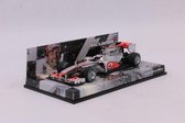 De 1:43 Diecast Modelcar van de McLaren Mercedes MP4/25 #1 die de Gp van Australië van 2010 wonDe coureur was Jenson Button.Dit schaalmodel is beperkt tot 4248 stuks. De fabrikant is Minichamps.