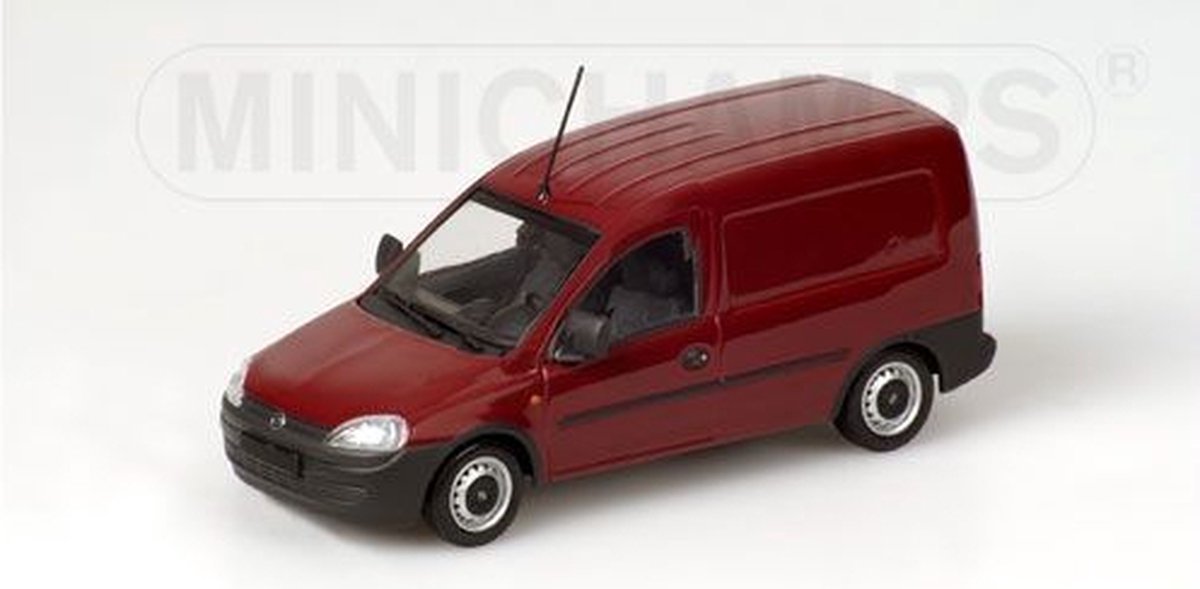 De 1:43 Diecast Modelcar van de Opel Combo van 2002 in Red.De fabrikant van het schaalmodel is minichamps. Dit model is alleen online beschikbaar