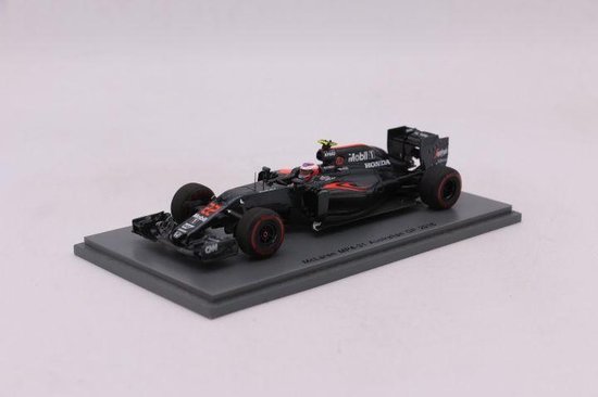 Zwarte McLaren MP4-31 F1 auto met oranje vlammenpatroon, op grijze display standaard.
