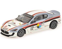 De 1:43 Diecast Modelcar van de Maserati Granturismo MC GT4 #12 van de Trofeo Granturismo 2010.De rijders waren Sperati en La Mazza.This schaalmodel is beperkt door 1008 stuks. De fabrikant is Minichamps.Dit model is alleen online beschikbaar