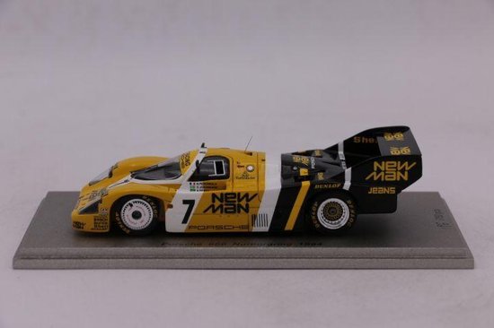 De 1:43 Diecast Modelcar van de Porsche 956 # 7 van de Nürburgring 1984.De coureurs waren A. Senna / H. Pescarolo en S. Johansson.De fabrikant van het schaalmodel is Spark. - Spark