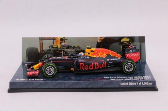 Red Bull RB12 racewagen in donkerblauw met rode en gele accenten. Grote Red Bull logo's op de zijkant. "3rd Place Brazilian GP 2016" op de display.