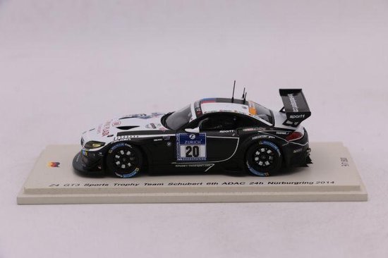 De 1:43 gegoten modelauto van de BMW Z4 GT3 Sports Trophy Team Schubert #20 van de ADAC 24H Nurburgring 2014. De chauffeurs waren Klingmann/Baumann/Hurtgen en Tomczyk. Dit schaalmodel is gelimiteerd op 500 stuks. De fabrikant is Spa - Spark