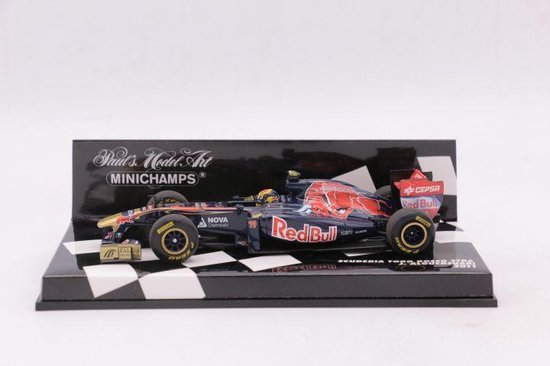 Modelauto Scuderia Toro Rosso STR6 Minichamps 1:43, donkerblauw met rode en gouden accenten, Red Bull logo's.