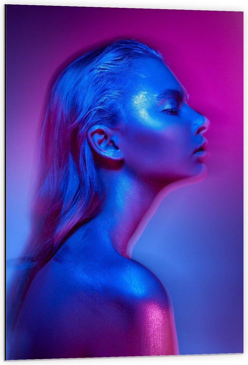 Dibond - Paars/Roze Vrouw (Zijkant) - 60x90cm Foto op Aluminium (Met Ophangsysteem)