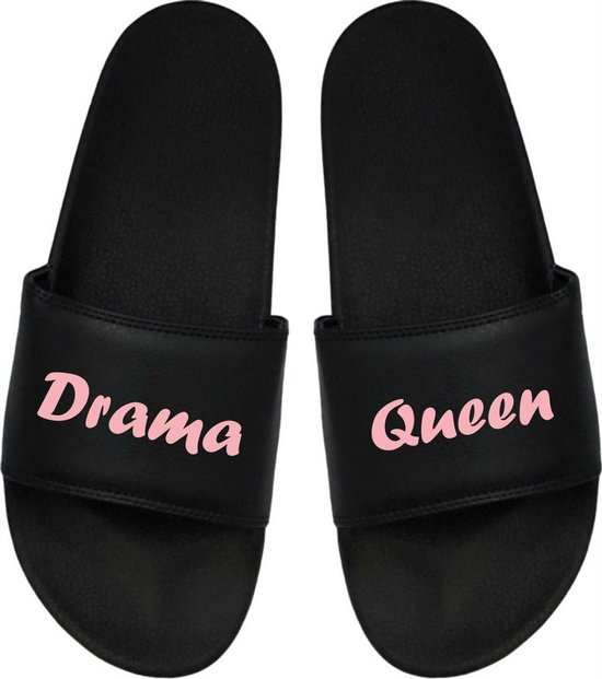 Zwarte badslippers met de tekst 'Drama Queen' in roze letters.