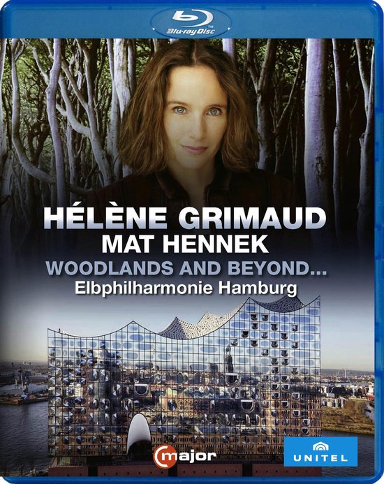 Hélène Grimaud voor de Elbphilharmonie in Hamburg. Ervoor staan bossen.