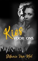 Boekomslag van Kies voor ons met een zangeres en publiek.