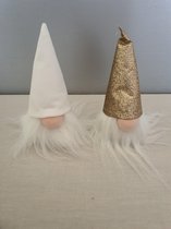 Le gnome de Noël de la maison des saisons blanchit la pile d'or. lot de 6
