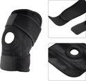 Zwarte kniebeschermer met open patella, met detailopnames van de banden en naden.