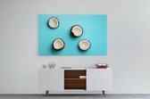 Schilderij - Patroon met rijpe kokosnoten op blauwe achtergrond. Bovenaanzicht — 90x60 cm