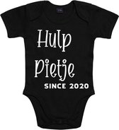 Baby romper met opdruk “Hulp pietje since 2020”, (kraamcadeau) voor baby’s. Zwart met witte opdruk. Leuk voor sinterklaas feest