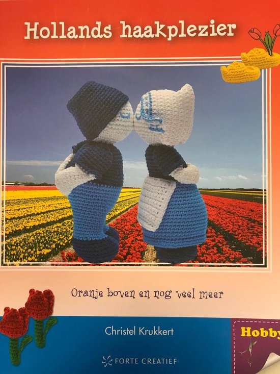 Gehaakt beeldje van een Nederlands figuur met klompjes, blauw wit vest, in een tulpenveld.