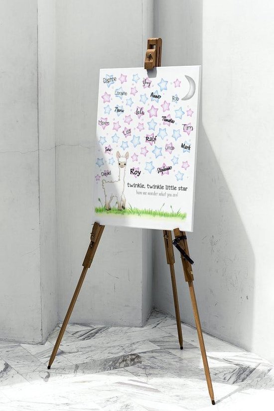 Een poster met een lama, sterren en namen, geplaatst op een schildersezel.