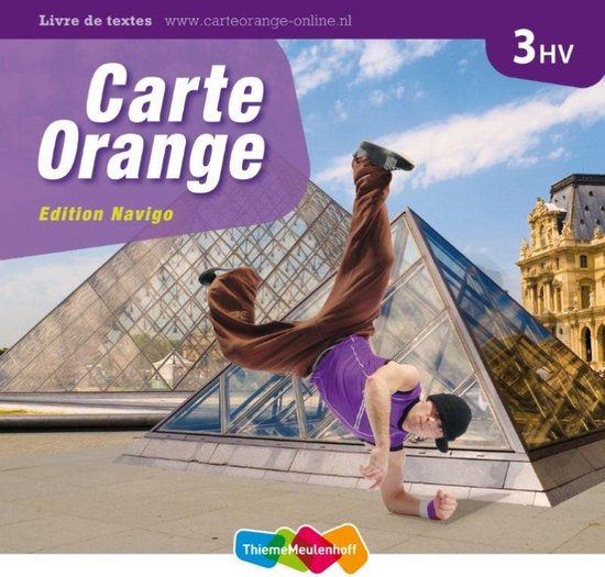 Jongeman met bruine broek en paars shirt die breakdancet voor de piramide van het Louvre. Titel: Carte Orange Edition Navigo 3 HV Livre de textes.