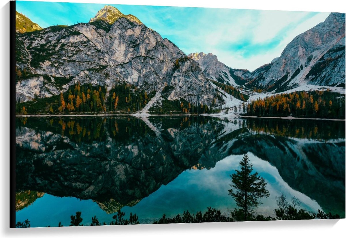 KuijsFotoprint Canvas - Weerspiegelend Water bij Bergen - 120x80cm Foto op Canvas Schilderij (Wanddecoratie op Canvas) Blauw