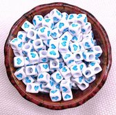 100 Stuks Acryl Kralen Wit Vierkant Blauwe Hartjes (6mm) - Letterkralen - Kralen Hart Blauw