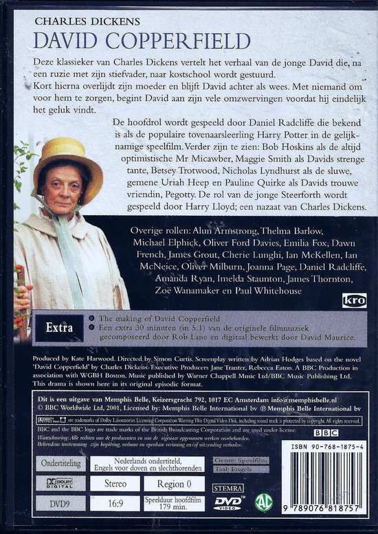 Achterkant van de DVD-hoes van David Copperfield, met tekst en een afbeelding van een oudere vrouw.