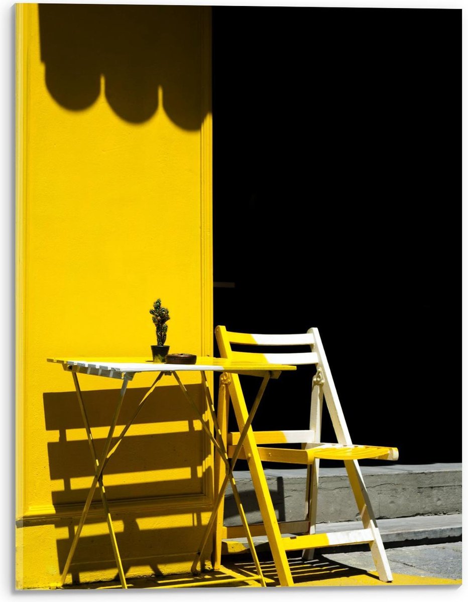 Acrylglas - Gele Stoel met Gele Muur  - 30x40cm Foto op Acrylglas (Wanddecoratie op Acrylglas) op Prijzenvolger.com