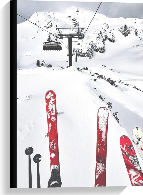 Canvas  - Rode Ski's in Skilift   - 40x60cm Foto op Canvas Schilderij (Wanddecoratie op Canvas)