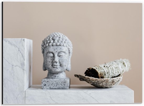 Dibond - Grijze Boeddha op Marmer Blok - 40x30cm Foto op Aluminium (Wanddecoratie van metaal)